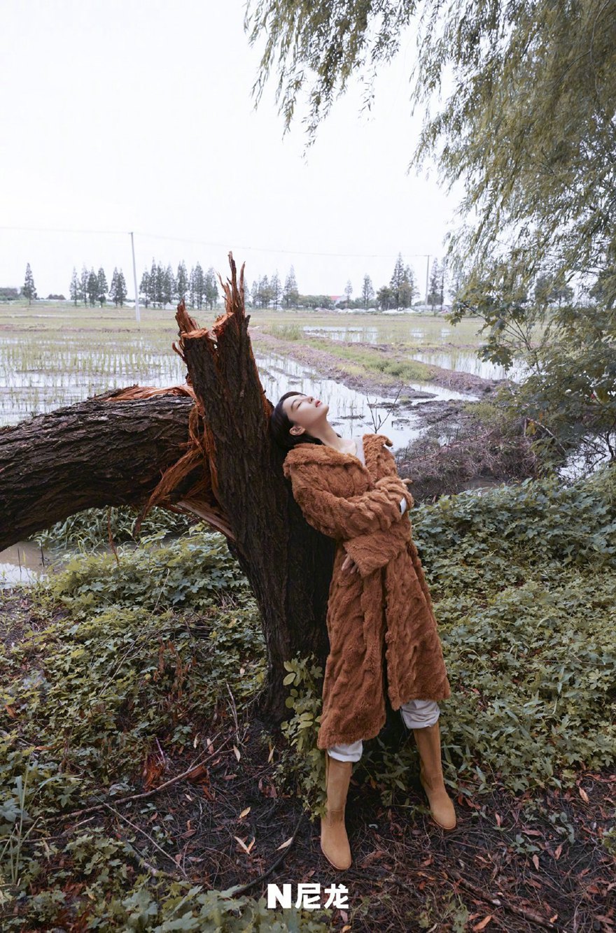 张馨予公路野生大片彰显自由与潇洒