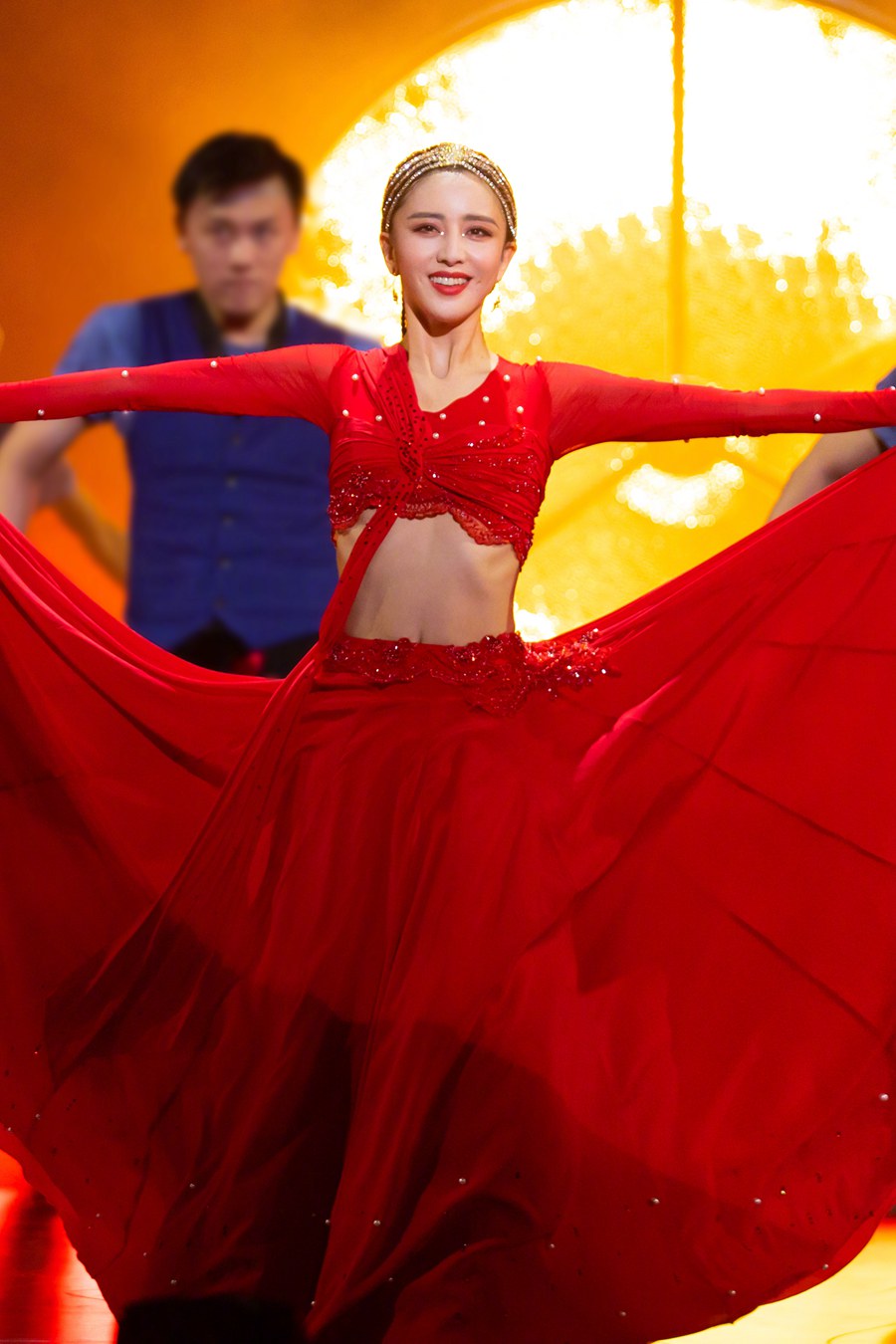 佟丽娅 《舞蹈生》导师大秀烈焰红纱裙迷人奔放