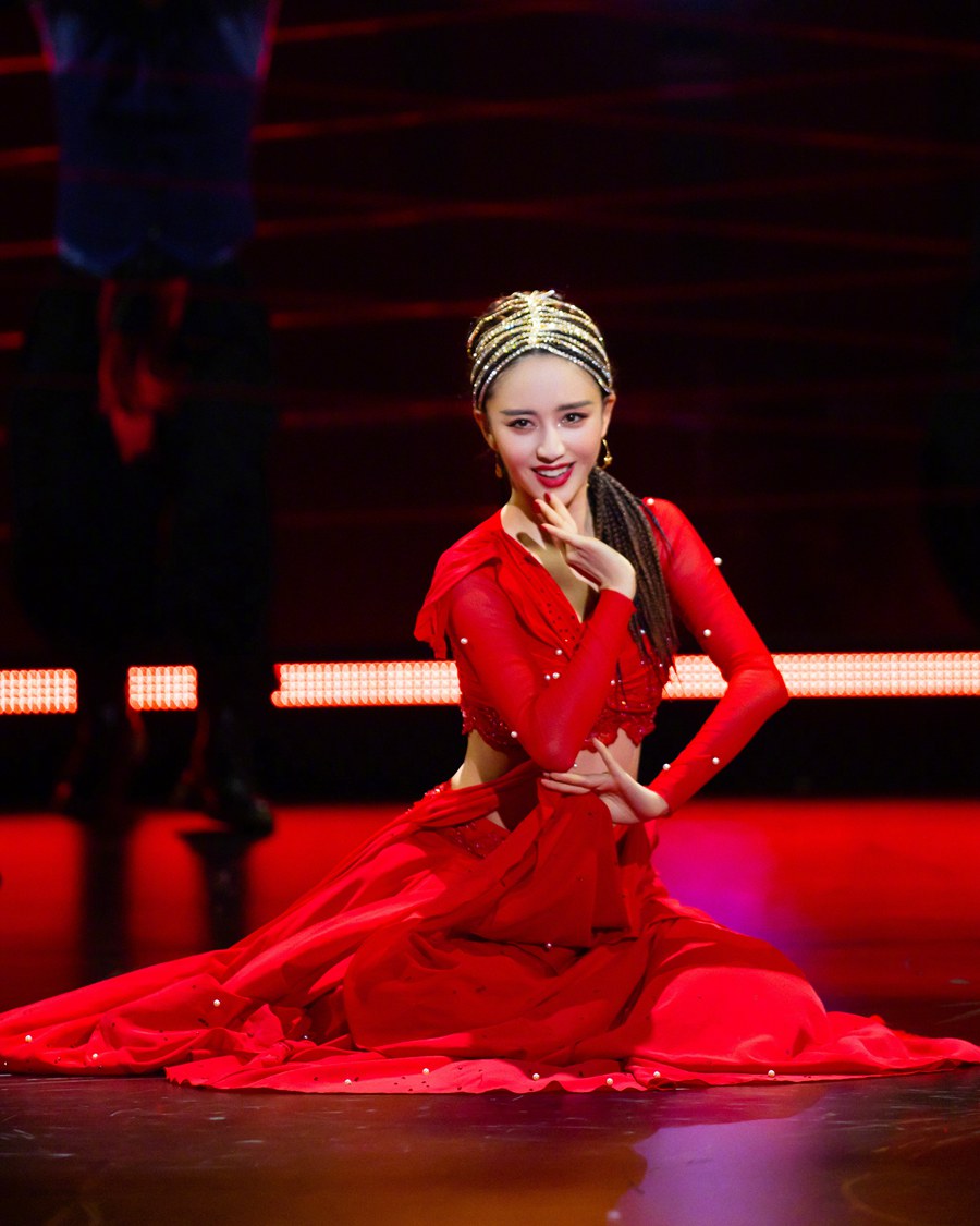 佟丽娅 《舞蹈生》导师大秀烈焰红纱裙迷人奔放