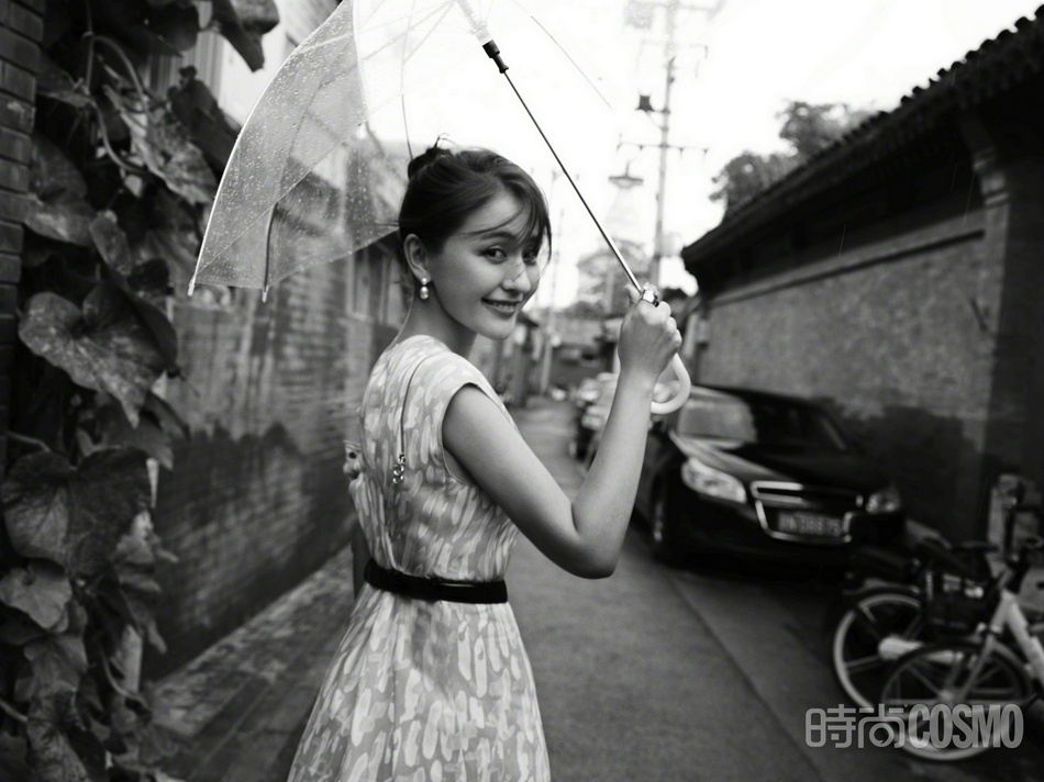 热依扎撑伞漫步北京胡同黑白写真