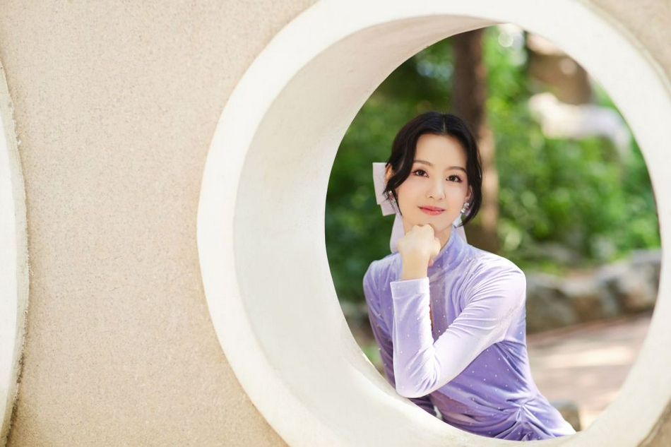陈都灵紫色丝绒短裙大秀身材写真