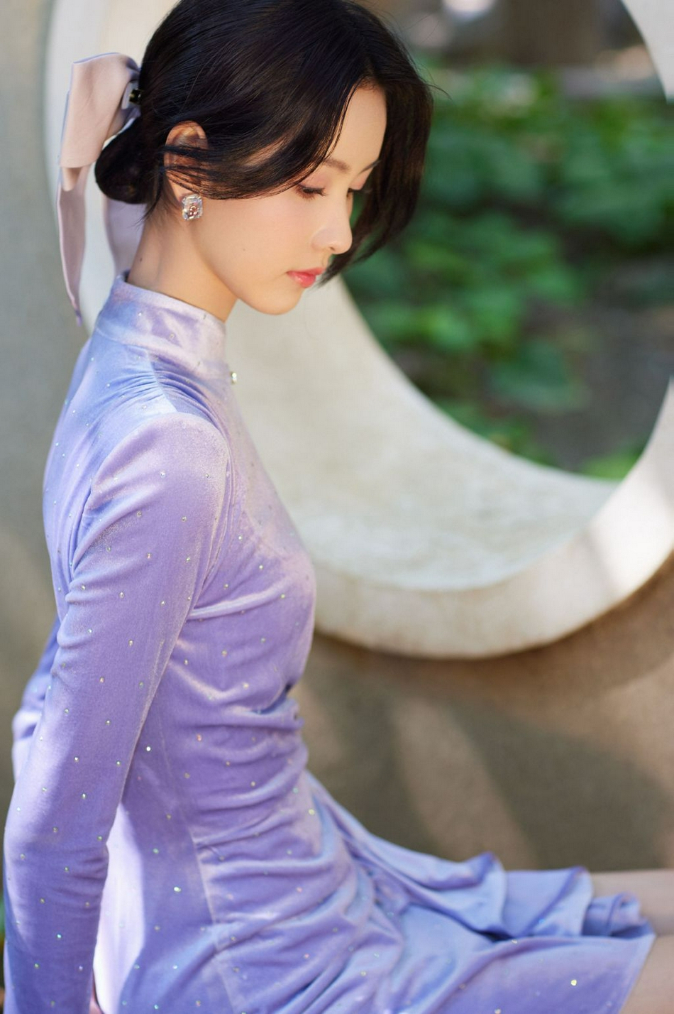 陈都灵紫色丝绒短裙大秀身材写真