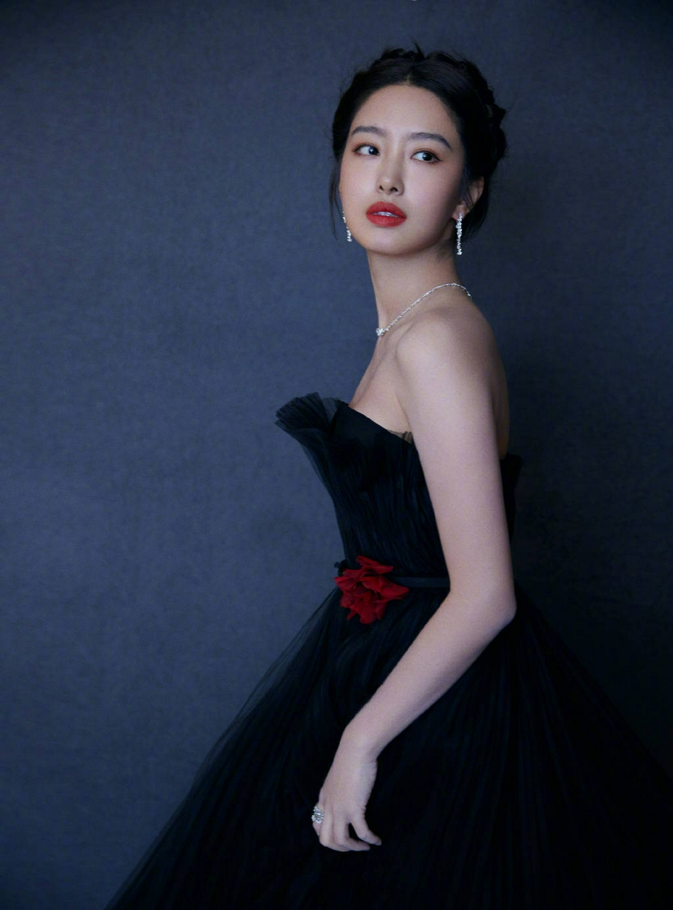 杨采钰黑色玫瑰纱裙知性优雅写真