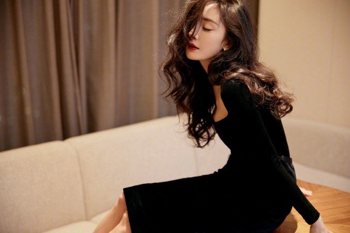 杨幂雅诗兰黛品牌活动穿小黑裙尽显优雅气质