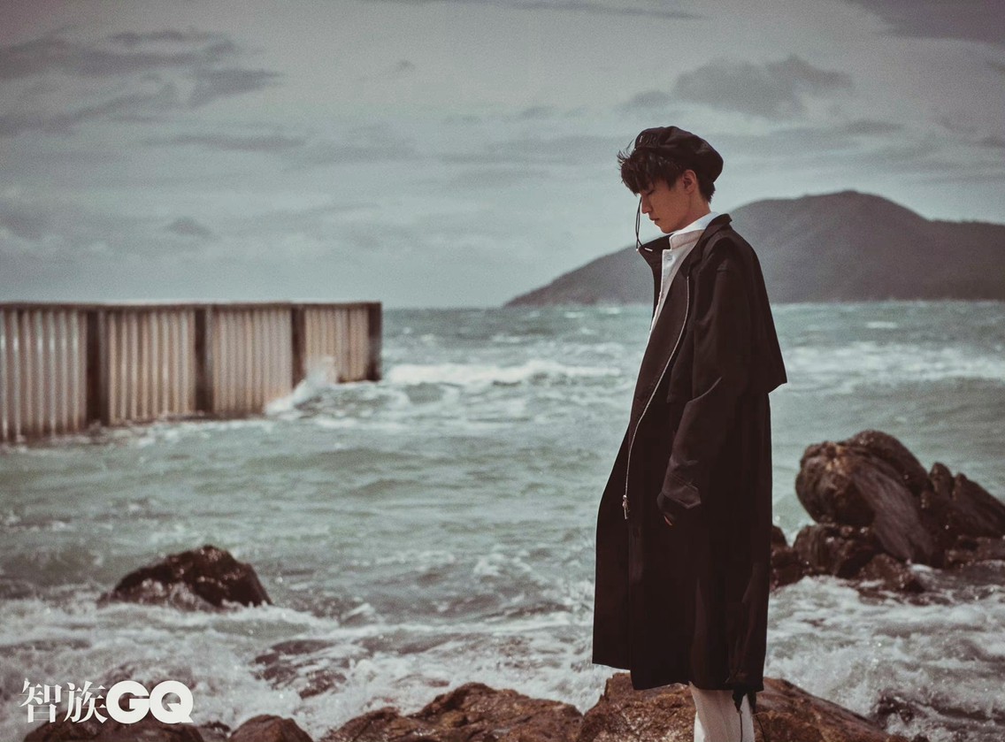 王俊凯GQ杂志海边湿发氛围感封面写真