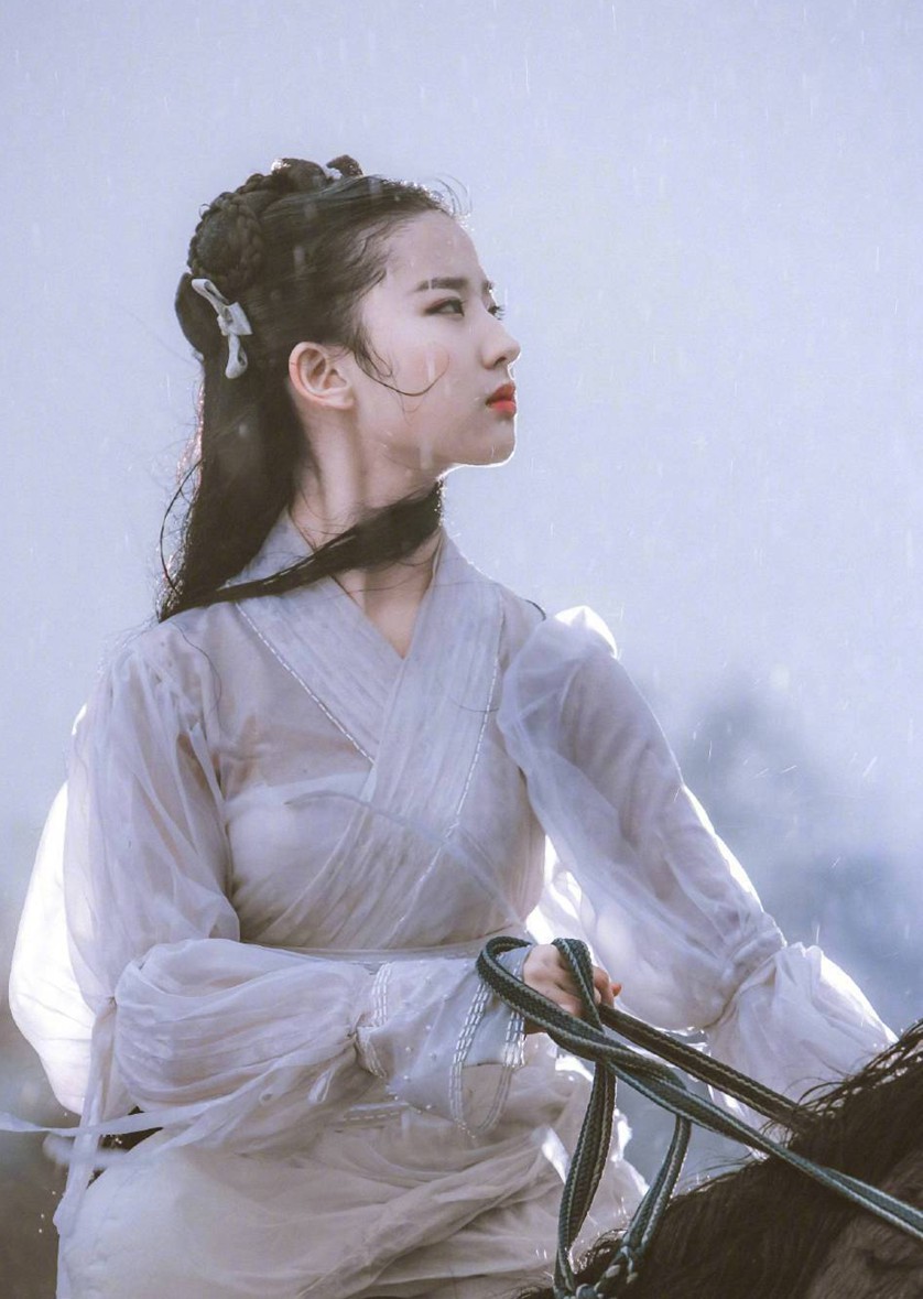 刘亦菲小龙女白衣舞剑旧照唯美仙气
