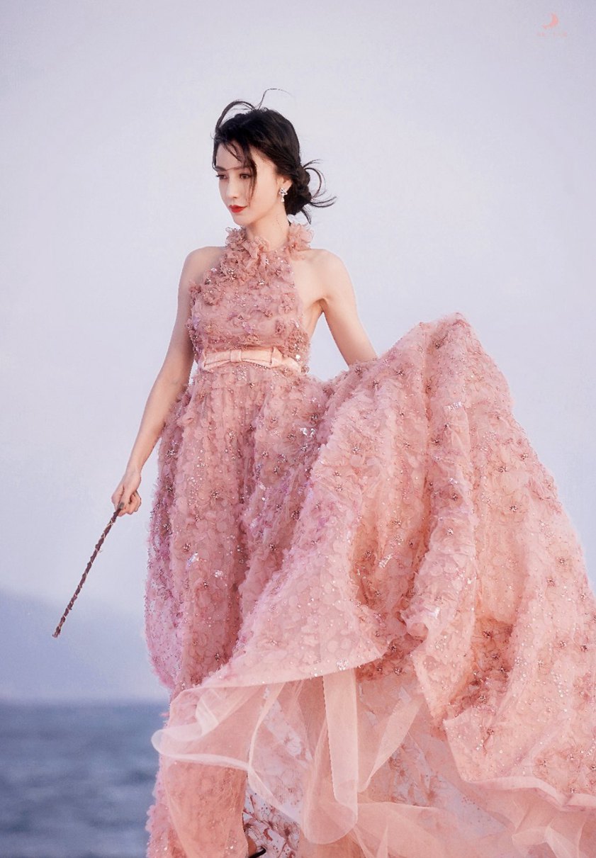 Angelababy红毯yyds一袭粉色长裙优雅恬静美图