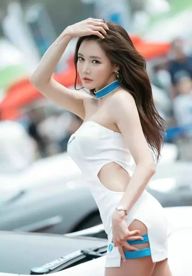 韩国美女车模前凸后翘车展私拍