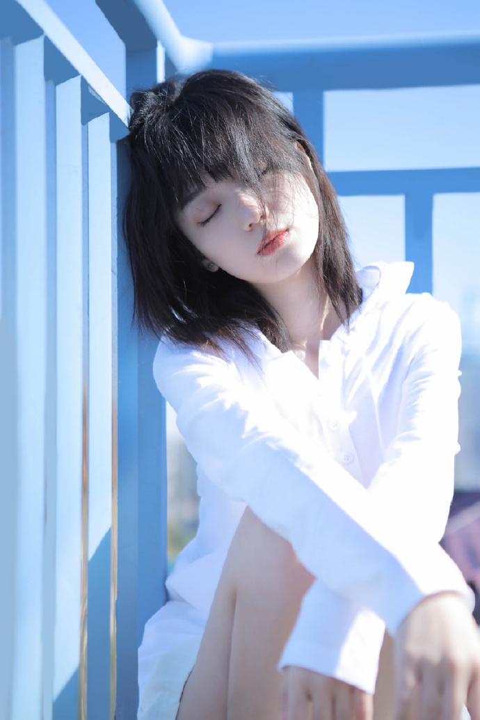 日本艺术摄影冷白皮美少女细腿裸照片