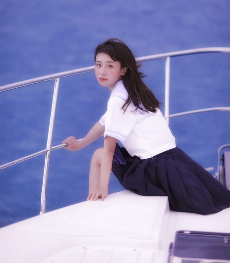游艇上的制服美女露齿甜笑图片