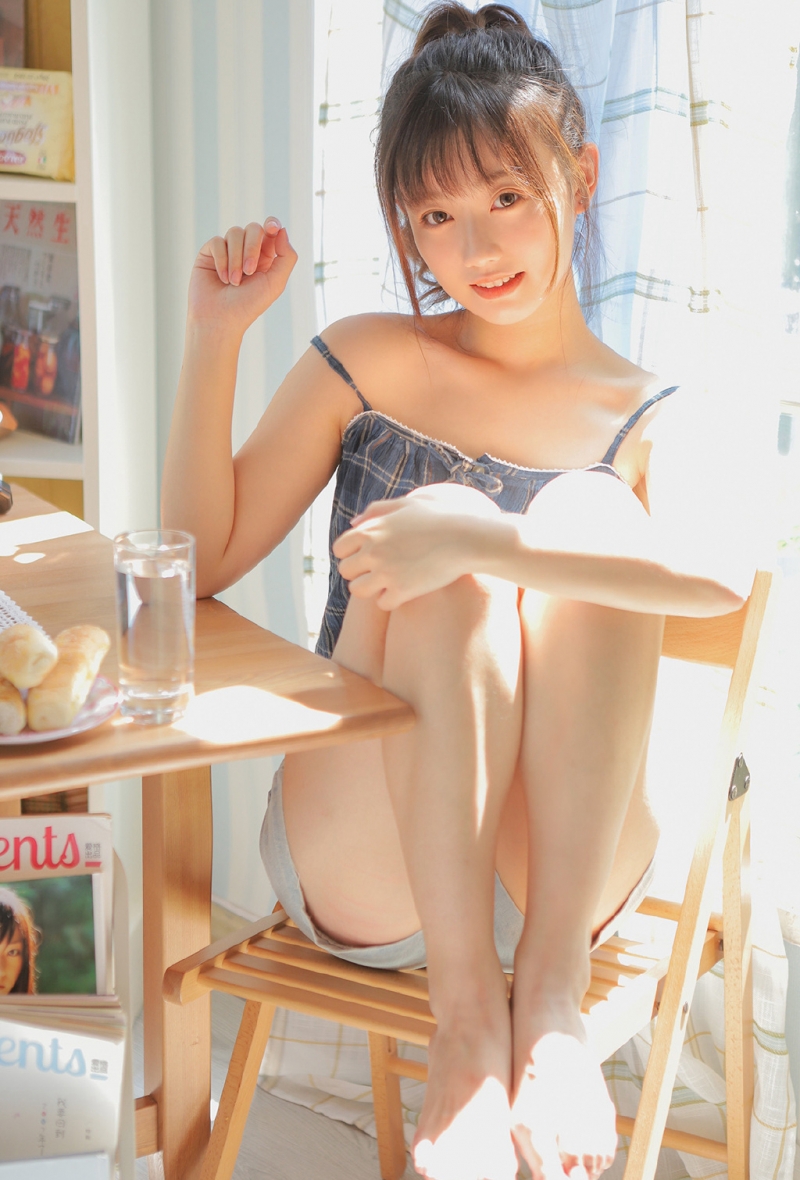 日本学生妹阳光味美腿玉足精品套图