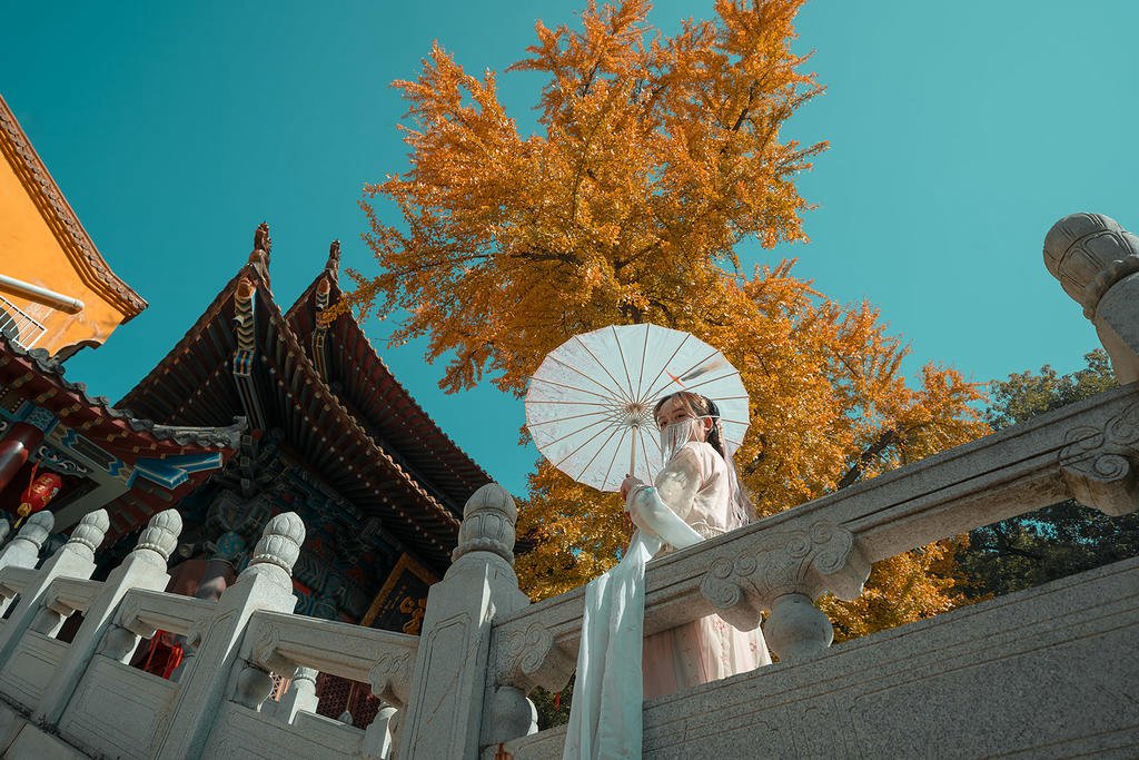 手撑油纸伞的蒙面古装美女图片