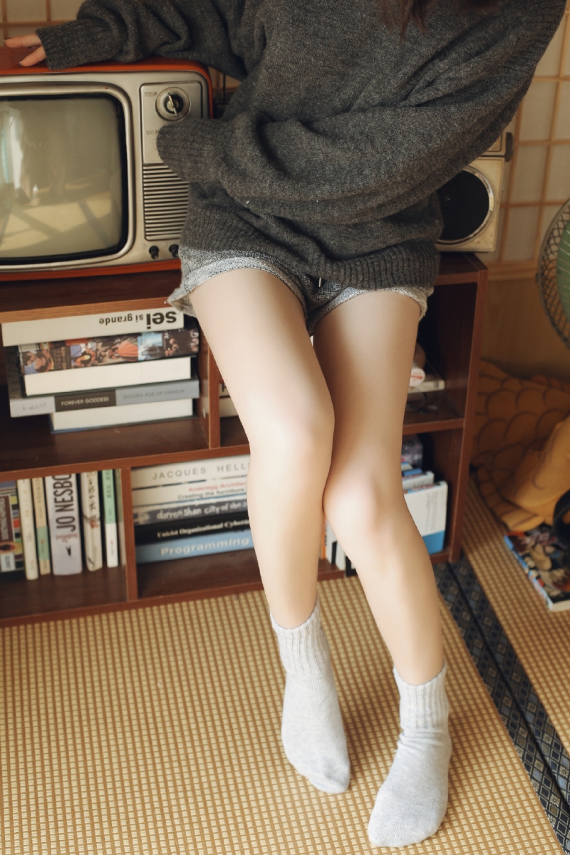 运动裤美女白皙大长腿室内写真