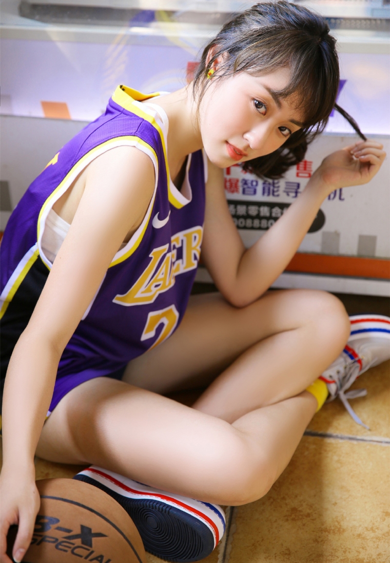 篮球少女个高腿长青春活力图片