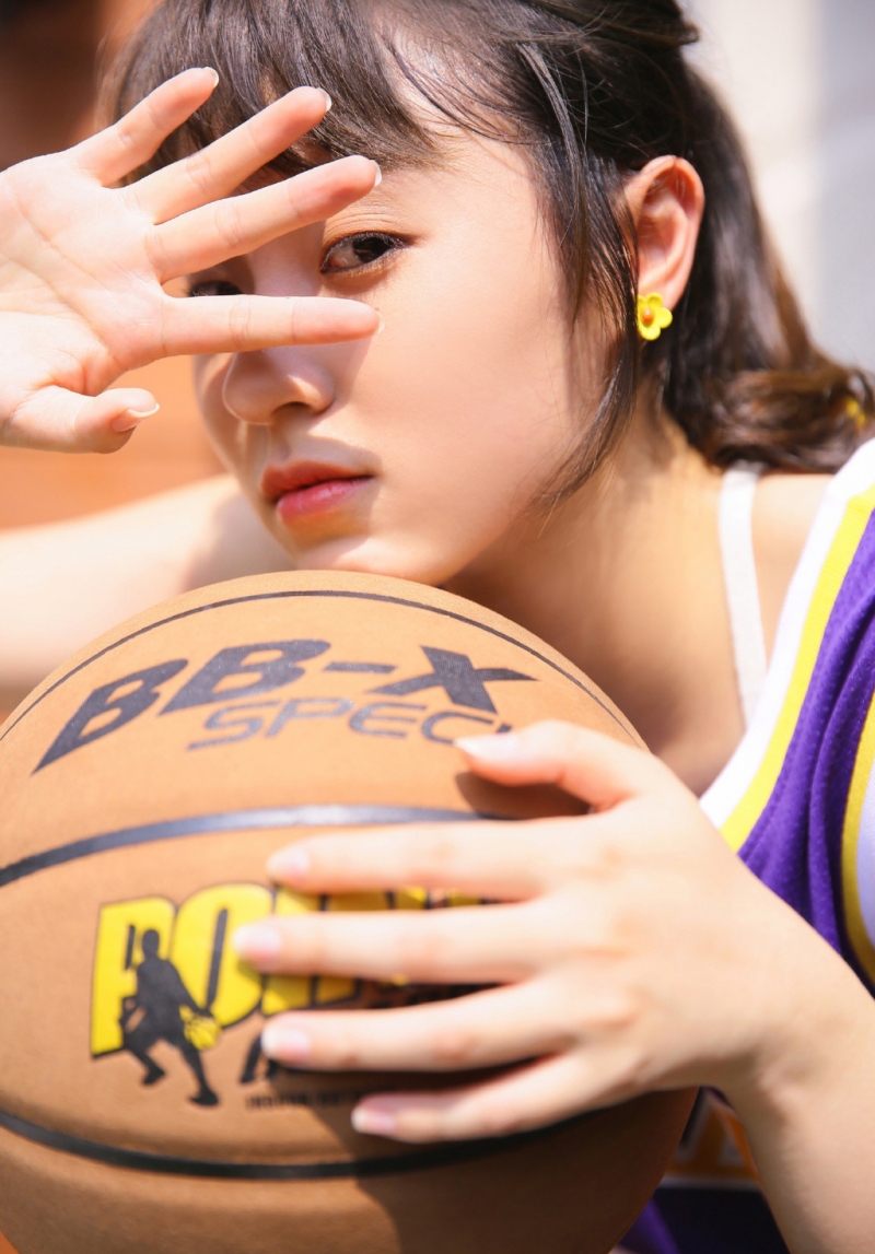 篮球少女个高腿长青春活力图片