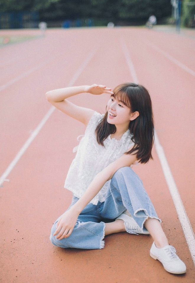 美女校花露齿甜笑青春靓丽写真