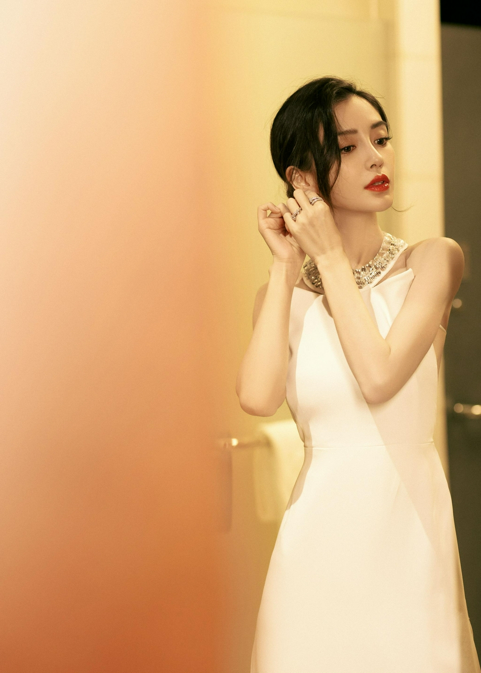 杨颖纯白露背长裙优雅迷人写真