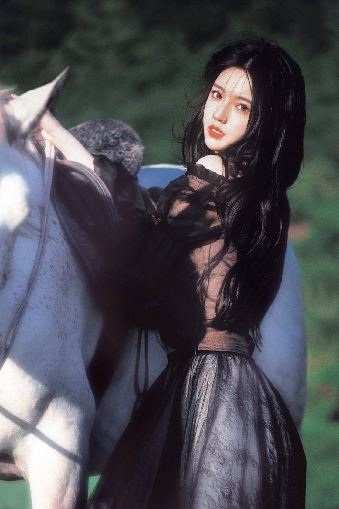 骑着白马的美少女美丽动人写真