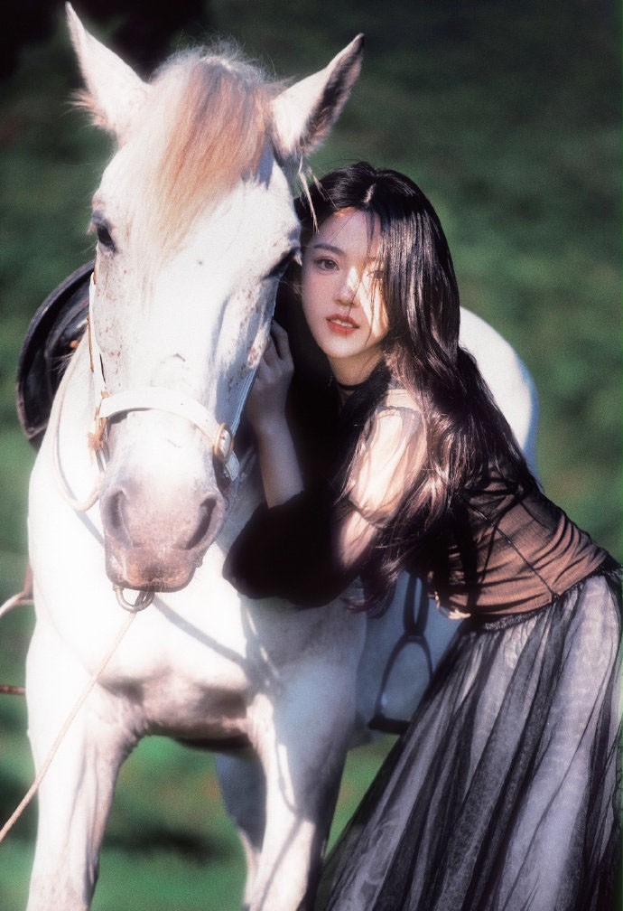 骑着白马的美少女美丽动人写真