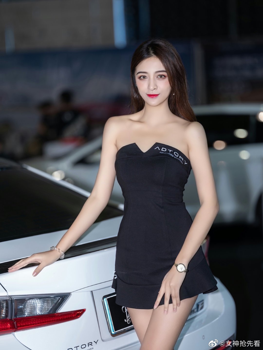 中国模特车展黑色超短裙性感写真
