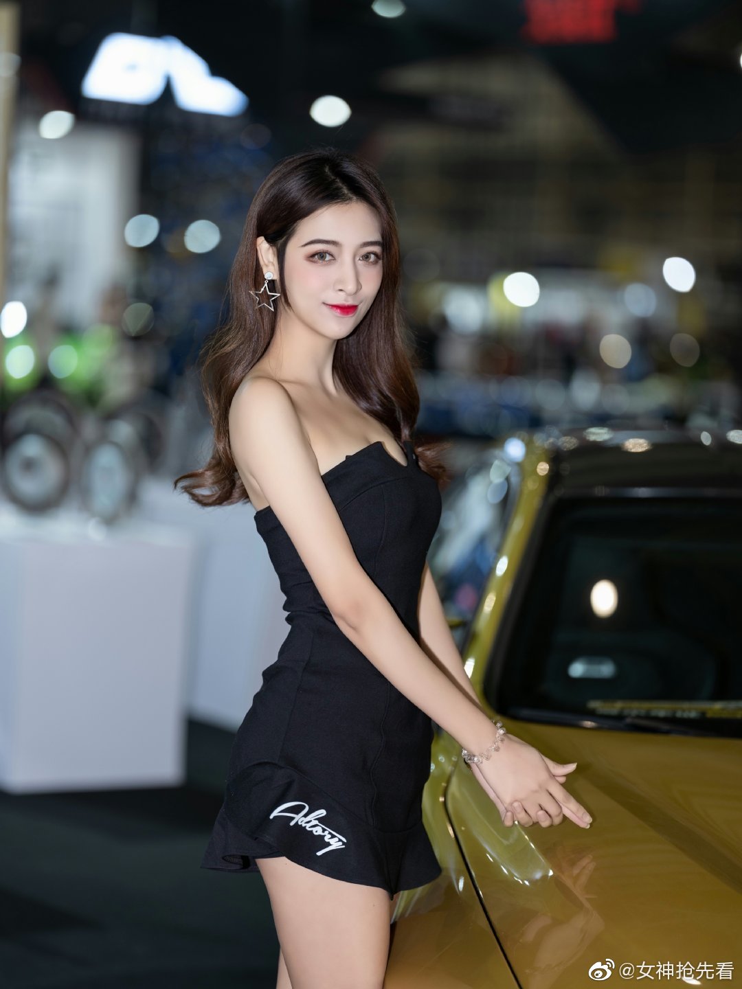 中国模特车展黑色超短裙性感写真