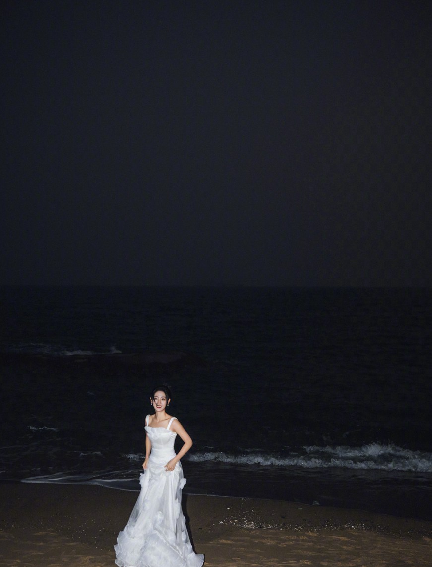 邢菲海边日落月升大片黑白纱裙造型浪漫优雅