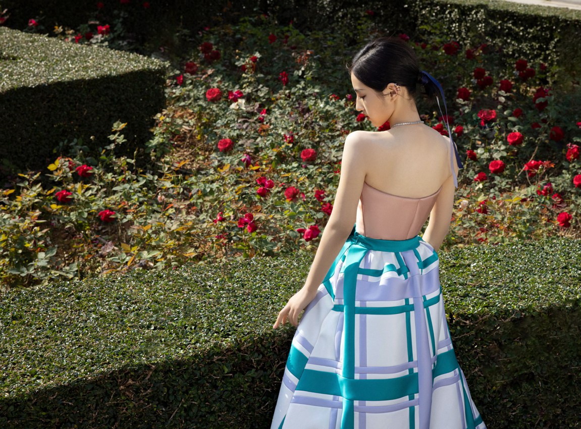 张子枫是花园里的玫瑰公主吧！张子枫金鸡奖闭幕式红毯造型写真