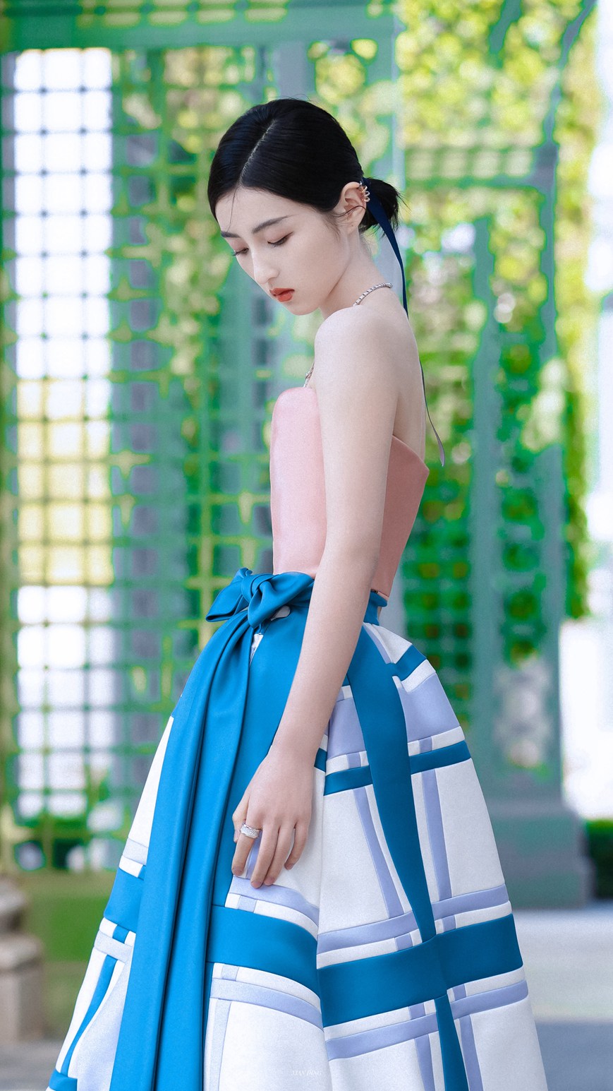 张子枫是花园里的玫瑰公主吧！张子枫金鸡奖闭幕式红毯造型写真