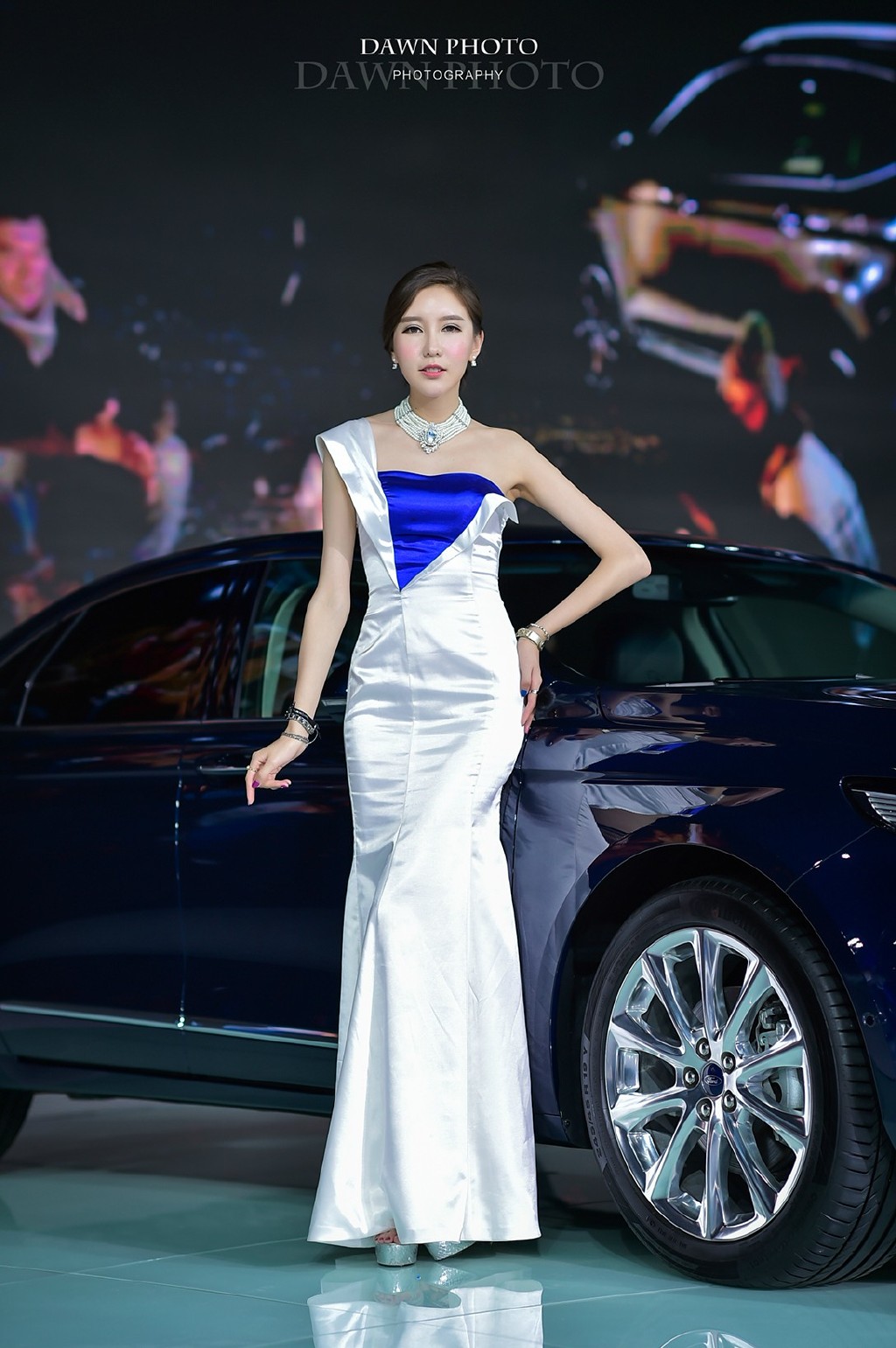 典型的韩国脸高挑美女车模