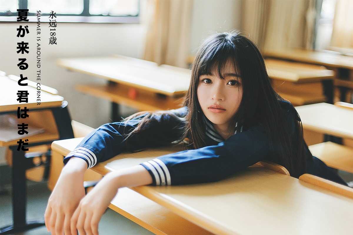 日本美女学生白长袜学生制服教室写真