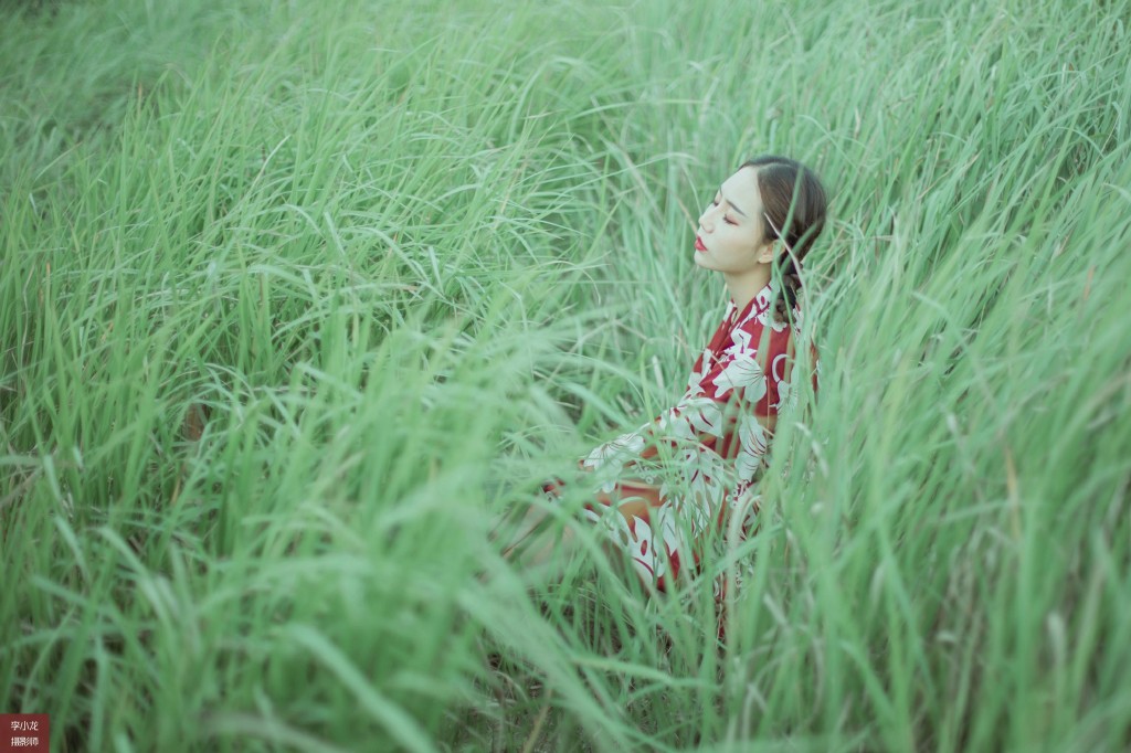 芦苇丛中的古装裙美女