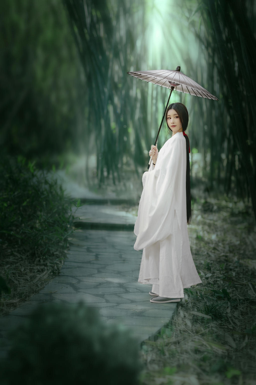 撑着油纸伞的白衣美女竹林写真