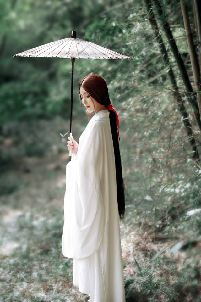撑着油纸伞的白衣美女竹林写真