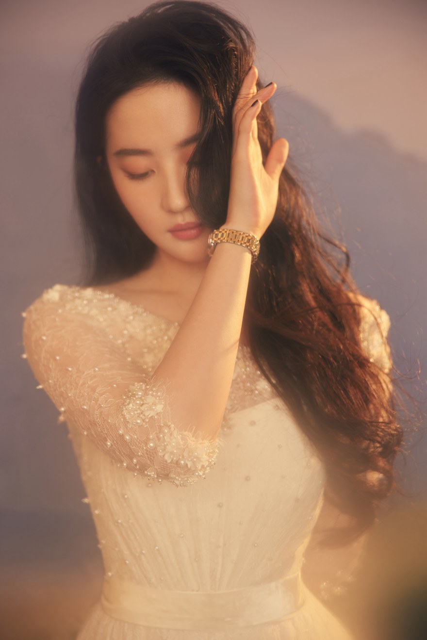 刘亦菲珍珠纱裙造型优雅贵气自带仙气