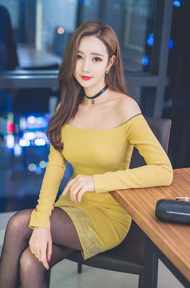 韩国气质美女黑丝超短秀香肩