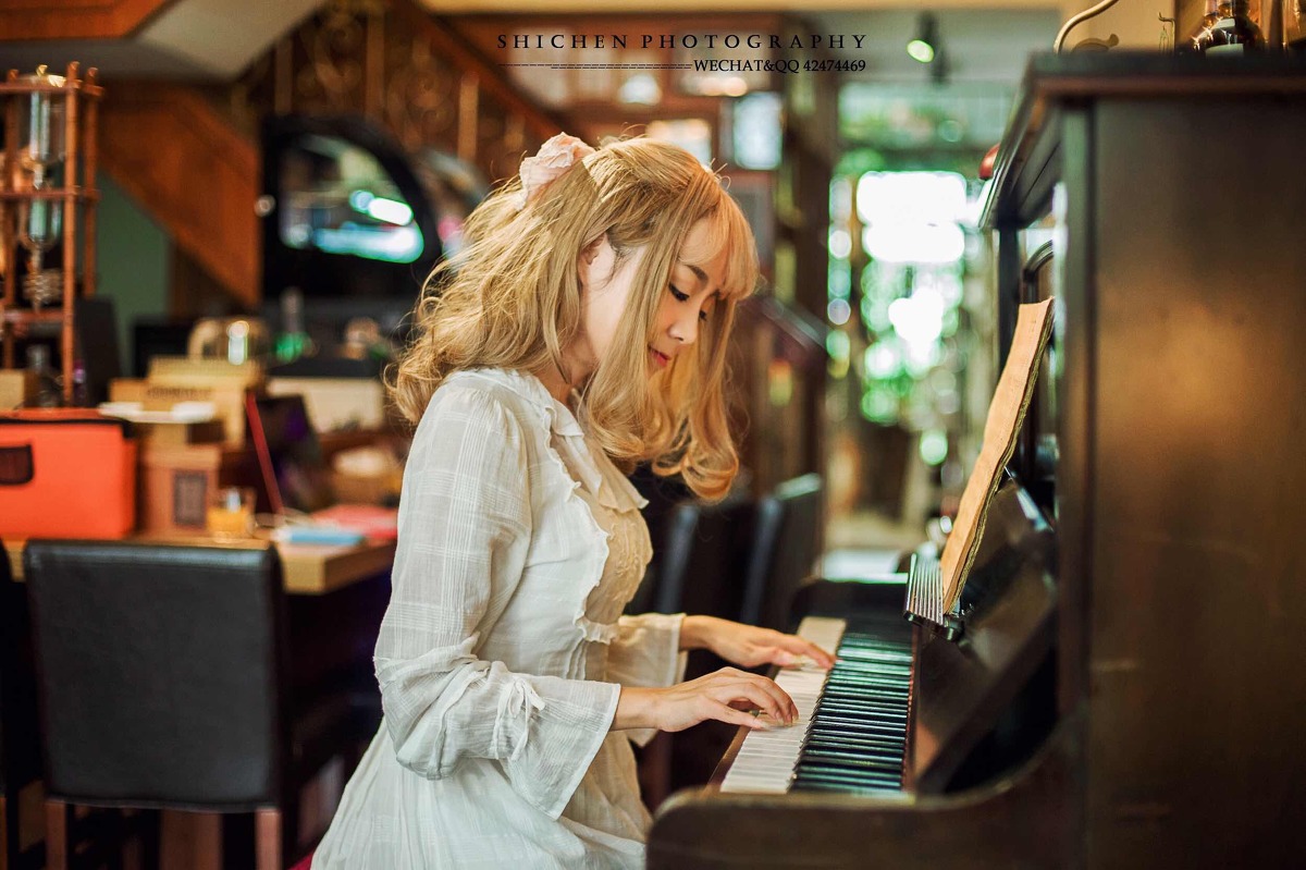 弹钢琴的金发刘海美女