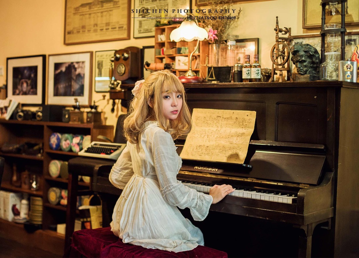 弹钢琴的金发刘海美女
