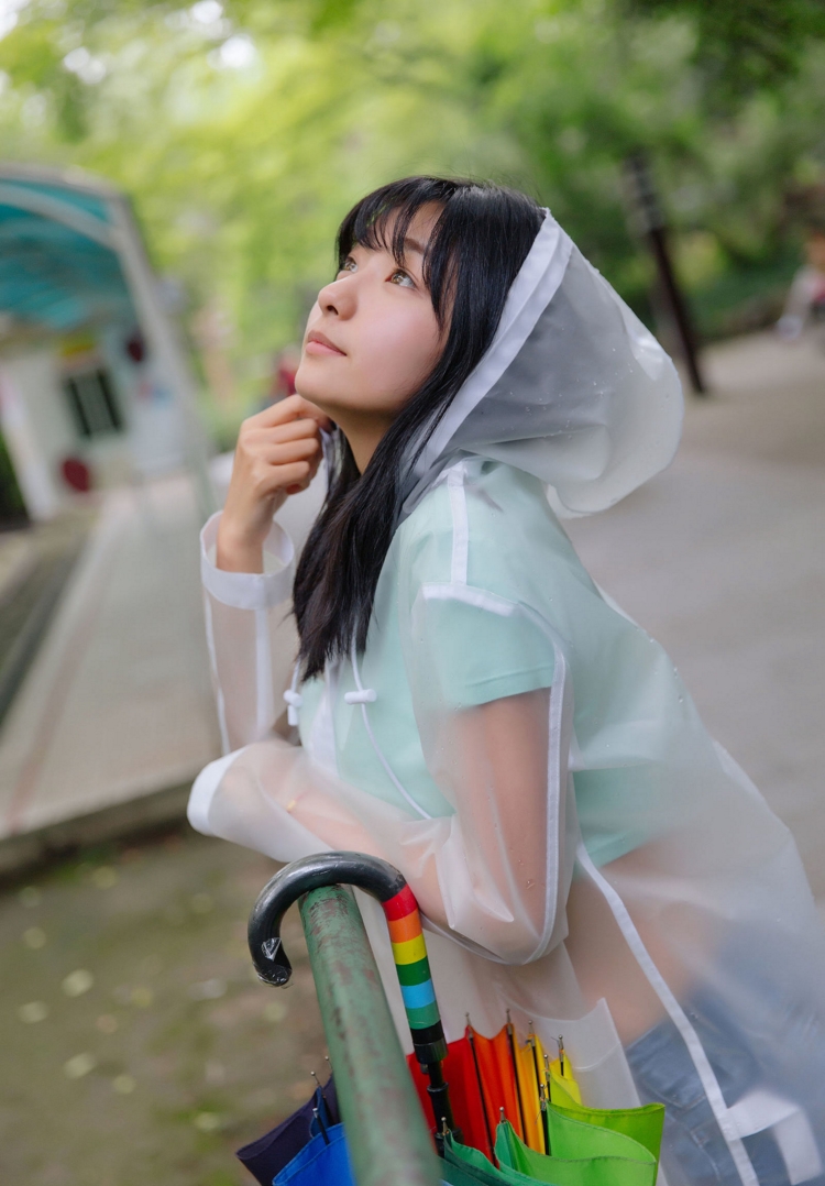 雨衣清纯少女周闻雨后休息日清纯写真图片