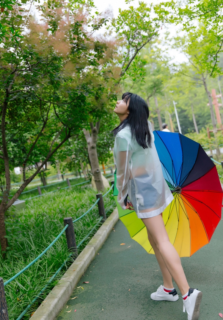 雨衣清纯少女周闻雨后休息日清纯写真图片