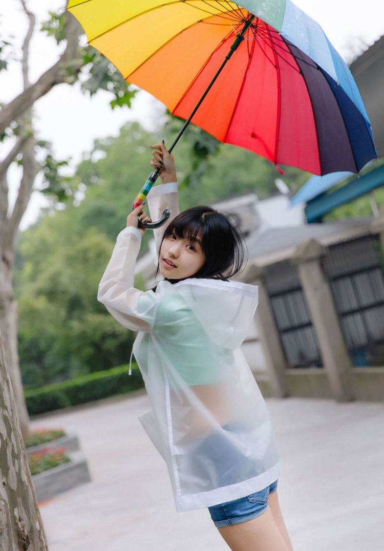 雨衣清纯少女周闻雨后休息日清纯写真图片