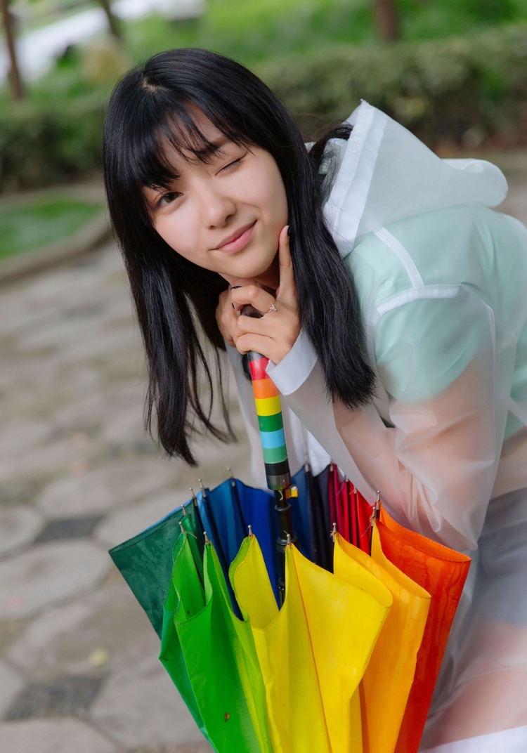 雨衣清纯少女周闻雨后休息日清纯写真图片