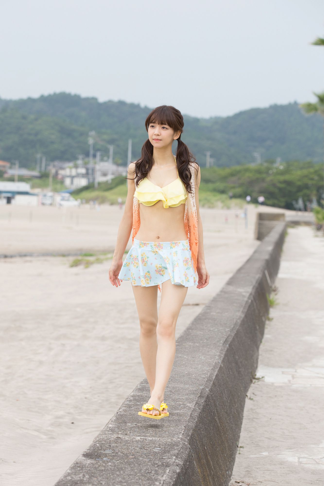 日本童颜双马尾萝莉泳衣比基尼人体艺术写真