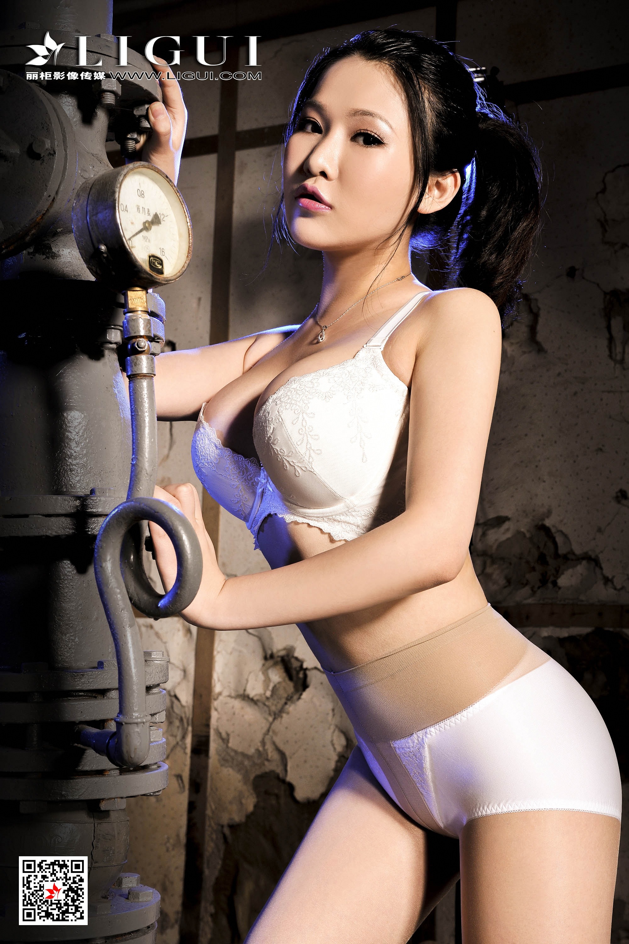 亚洲人体艺术美女吊带内衣丰乳肥臀丝袜诱惑写真