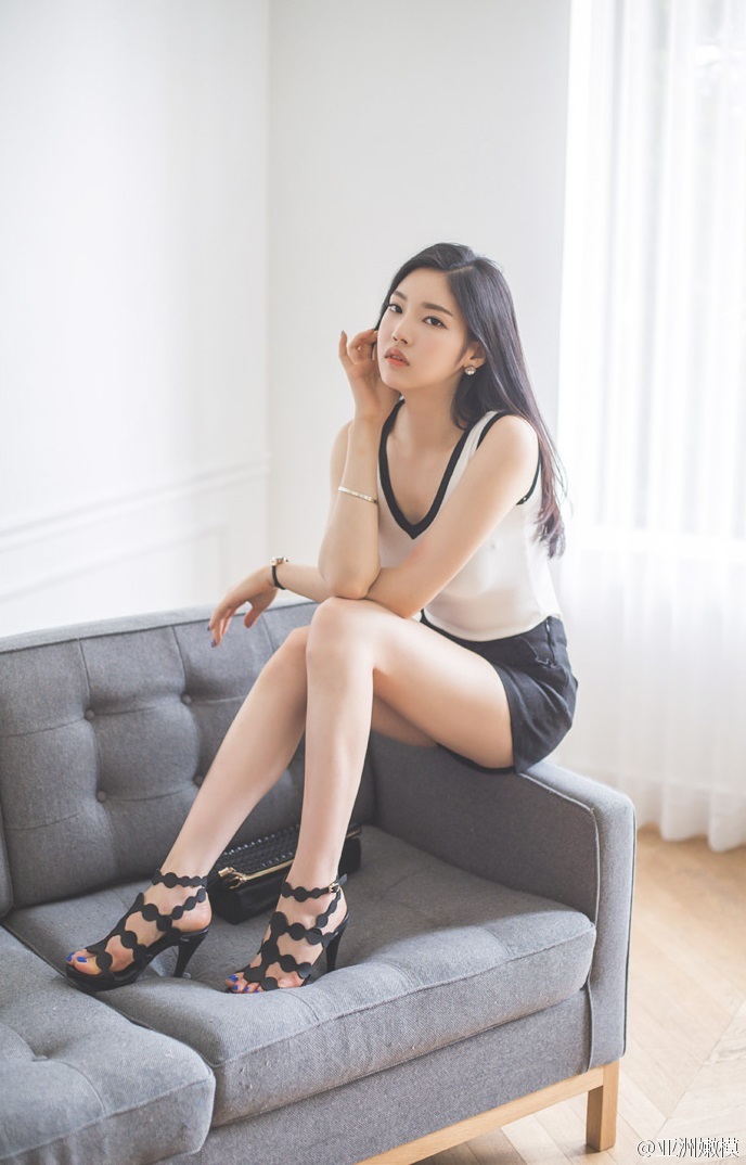 韩国长腿美女居家写真