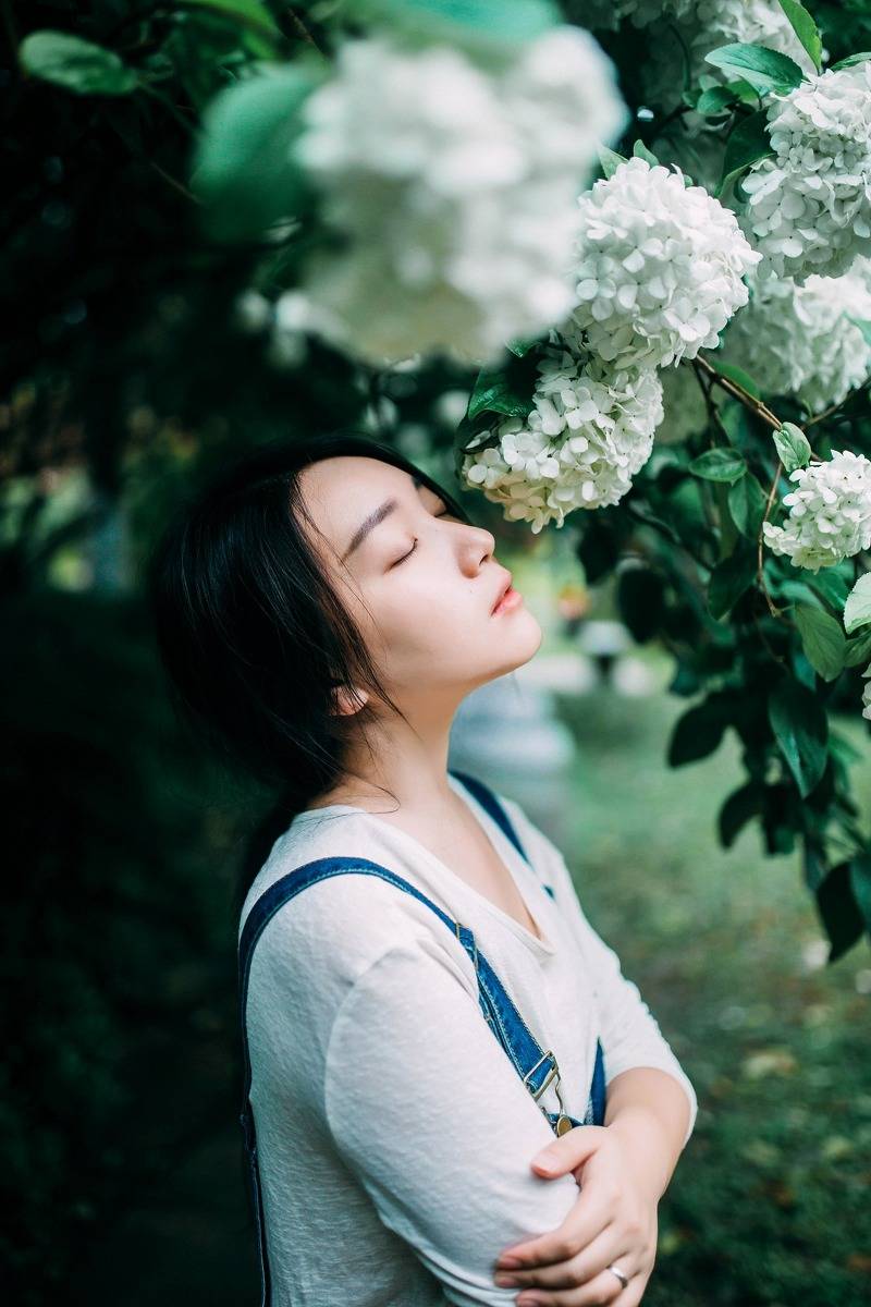 程瑜西胸前种草莓翘臀深沟人体艺术写真