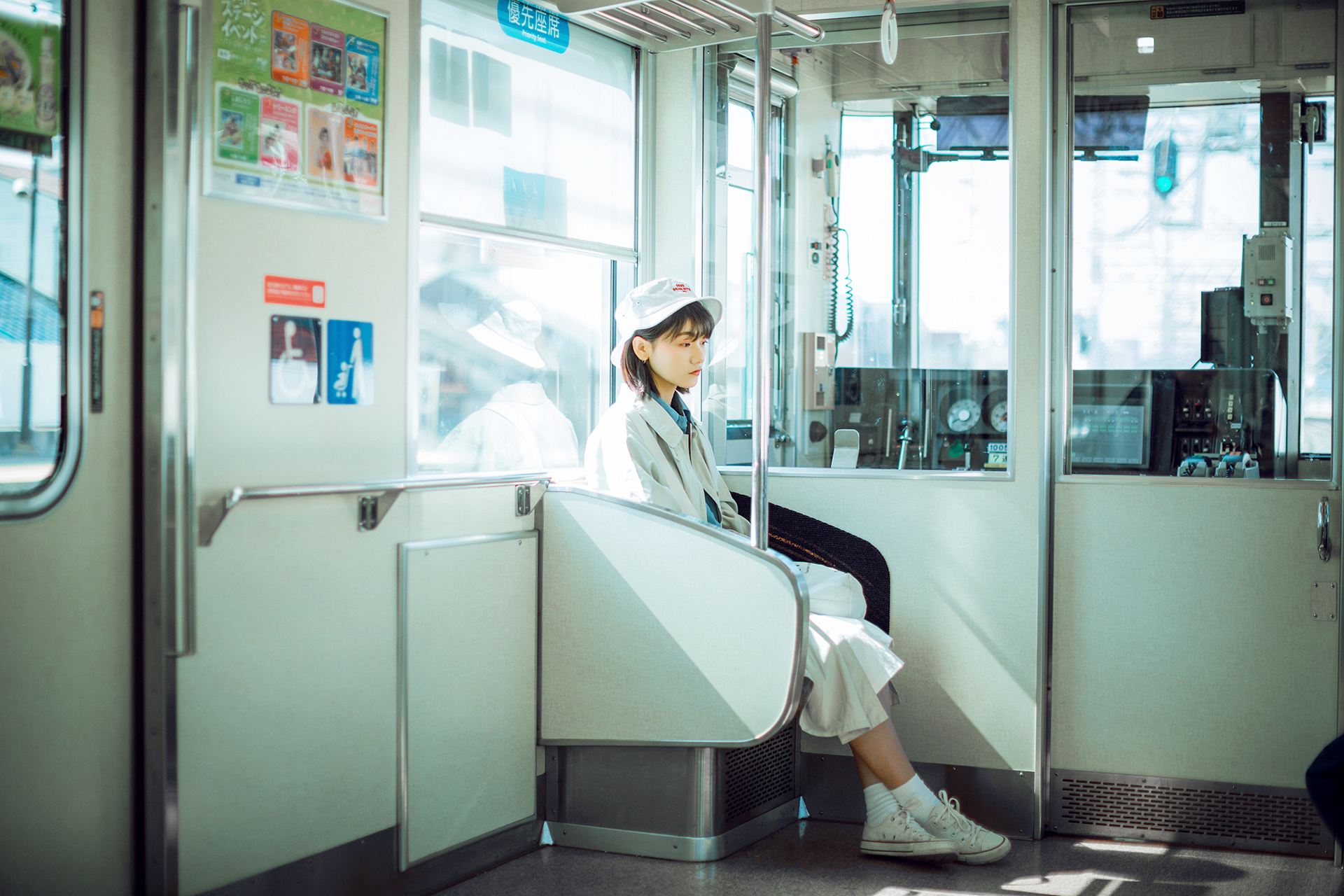 火车站清纯阳光少女写真图片