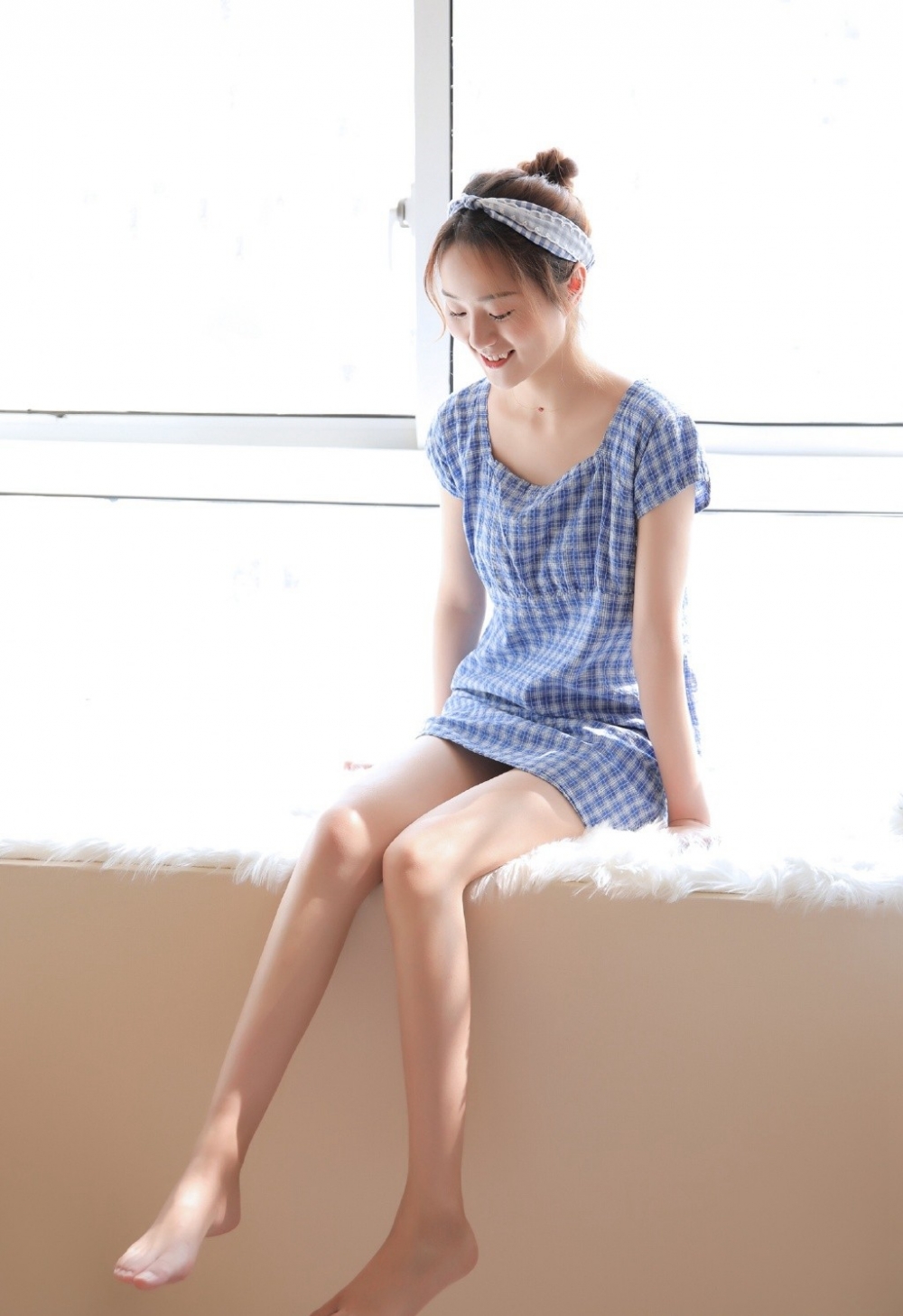 可爱美眉日式丸子头夏季连衣裙修长美腿女性私身体