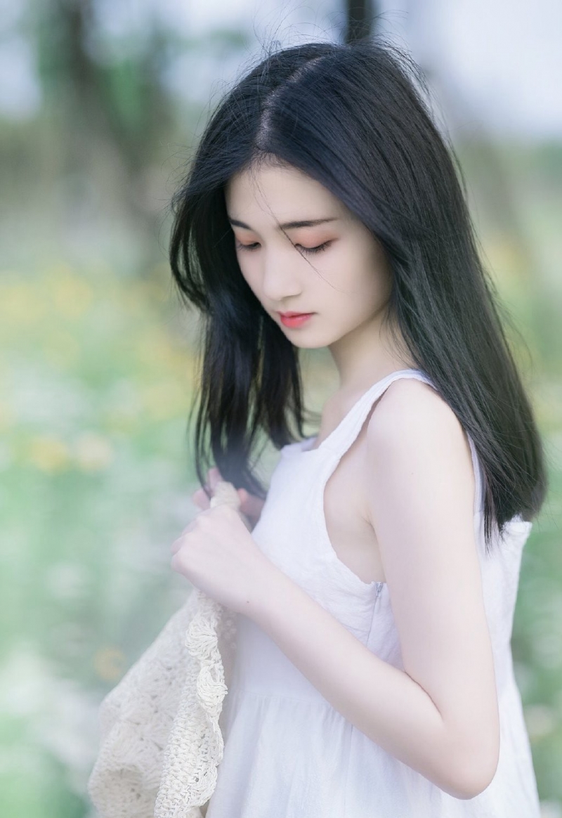 小清新美女白色连衣裙草丛写真