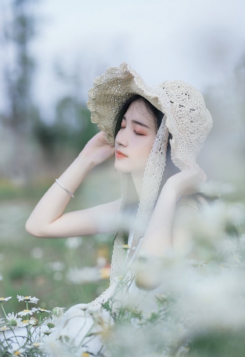 小清新美女白色连衣裙草丛写真