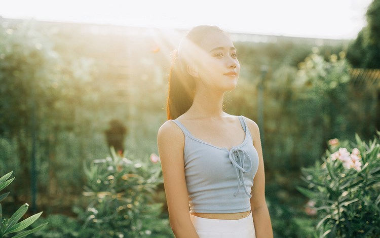 情趣制服美女胡安绮脱衣服露丰乳肥臀性感姿势写真